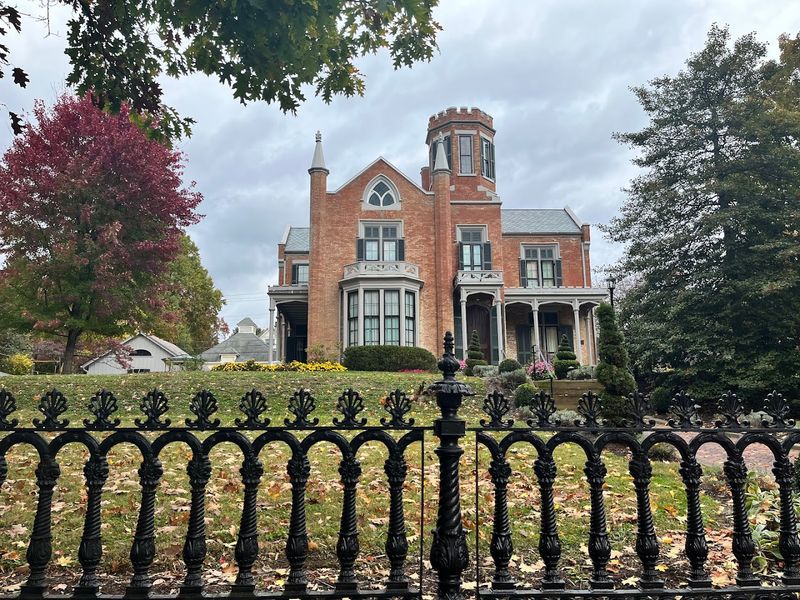 A Hilltop Setting Above the Streets of Marietta