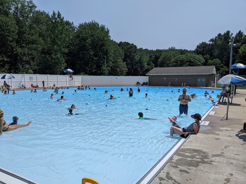 Beach Memorial Pool, Trumbull