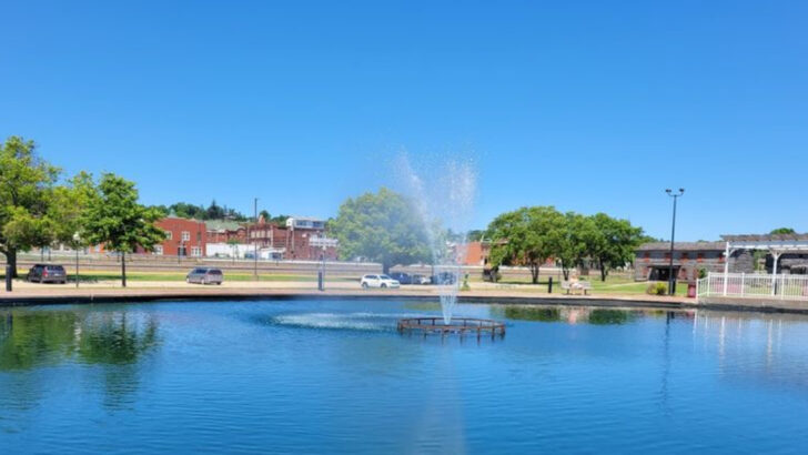 12 Small-Town Gems Along the Great River Road in Illinois and Iowa