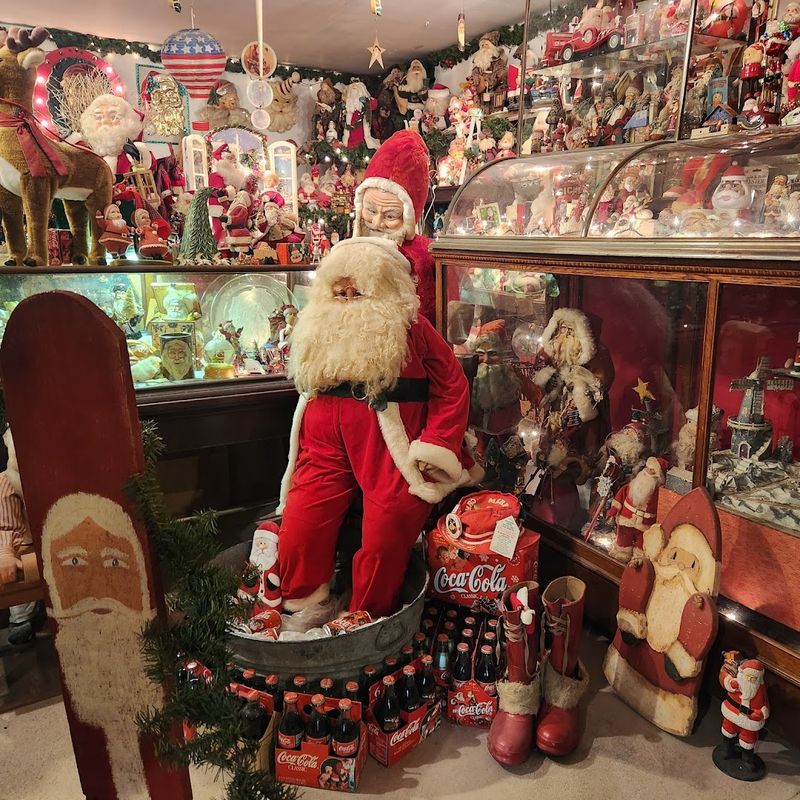 Hundreds of Saint Nicks