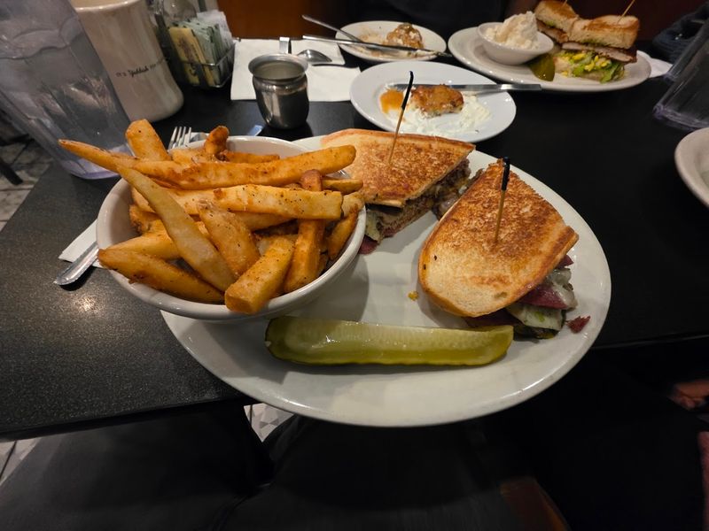 Perly&rsquo;s Restaurant & Delicatessen