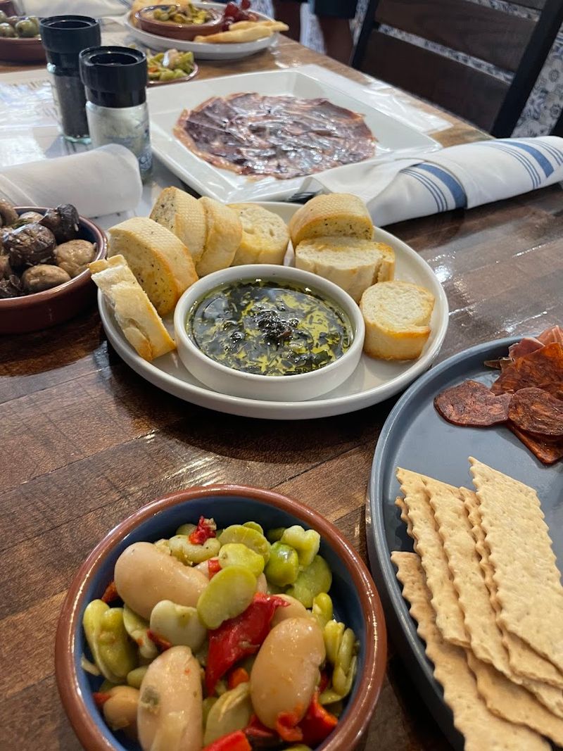 Peque&ntilde;os Tapas & Wine Bar 