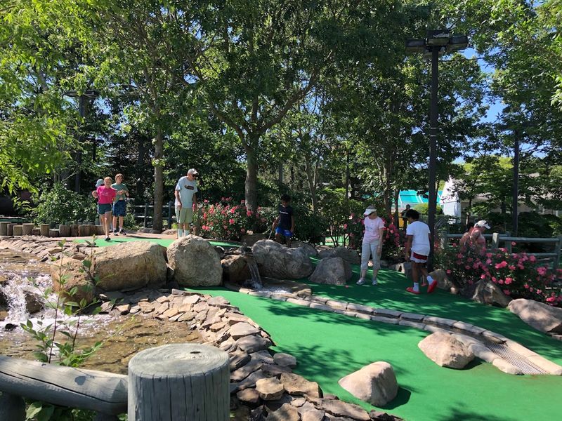 Arnold’s Lobster & Clam Bar Mini Golf