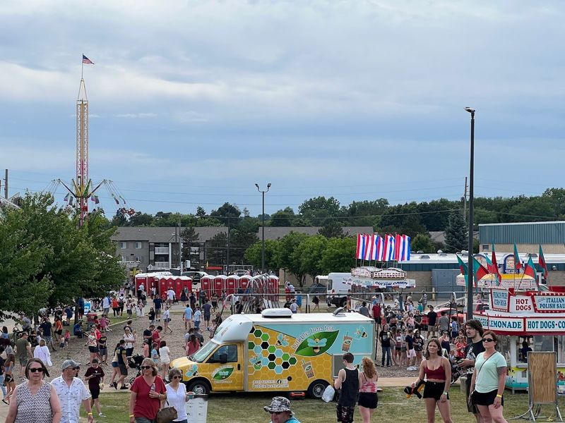Food Trucks And Fair Snacks Earn Their Applause