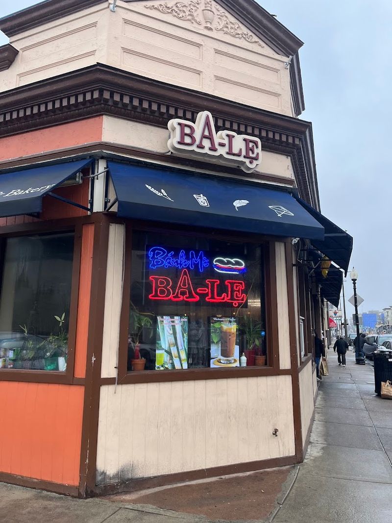 B&aacute;nh M&igrave; Ba Lẹ & Bakery &mdash; Boston