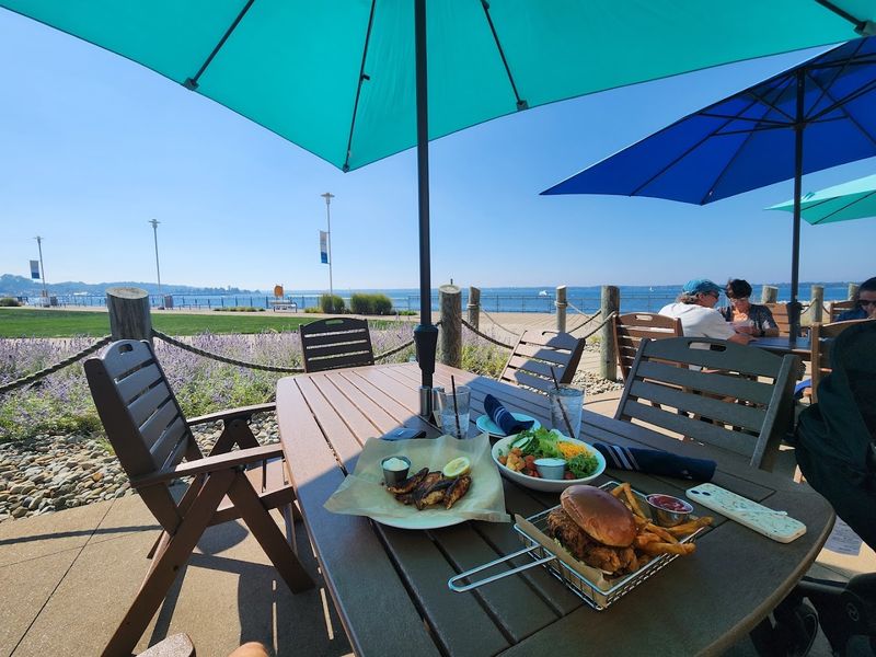 Shoreline Bar & Grille (Erie)