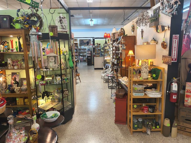 Lyon&rsquo;s Head Antiques & Vintage Mall