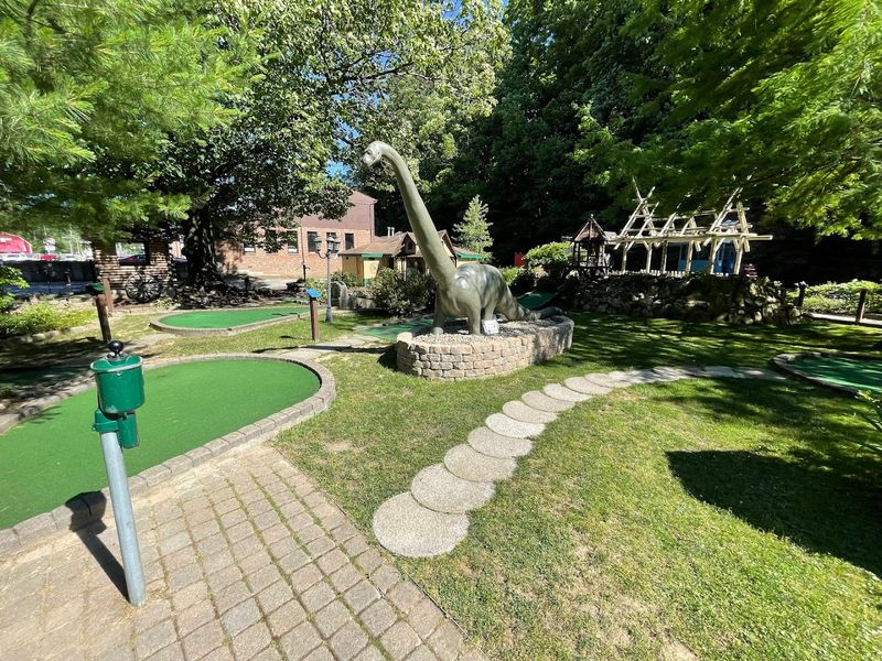 Kniess' Miniature Golf