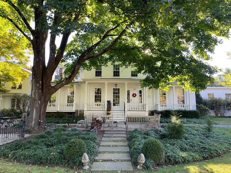Bee and Thistle Inn - Old Lyme, New London County