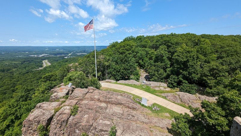 Sleeping Giant to Castle Craig Drive - Hamden and Meriden, New Haven County