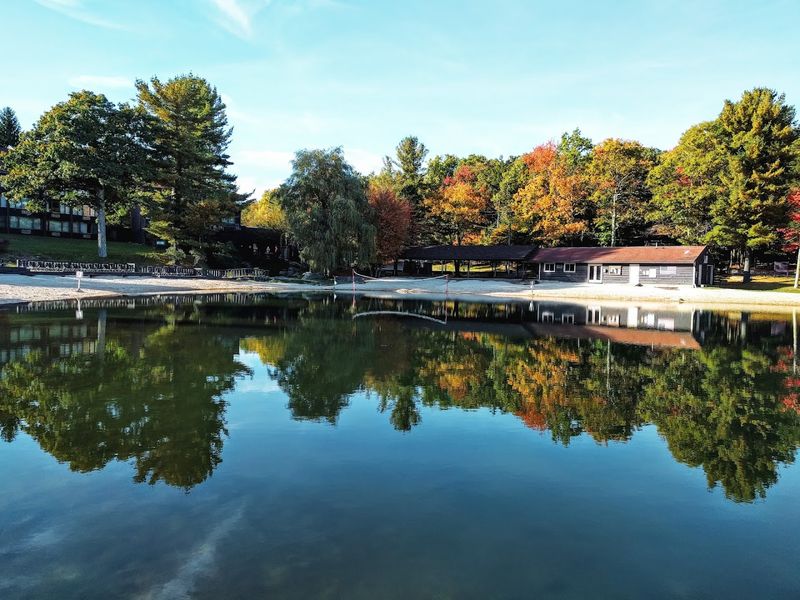 Lake Harmony &mdash; The Cozy Lakeside Community That Feels Built For Weekends