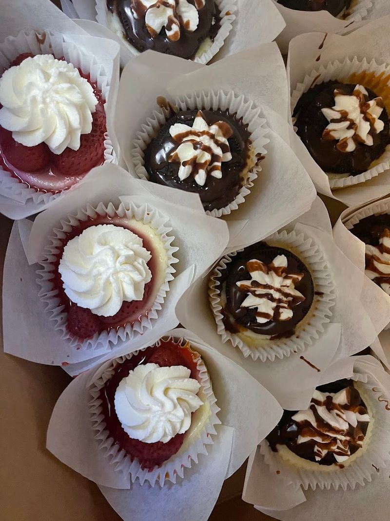 Curvy&rsquo;s Cupcakes & Confections 