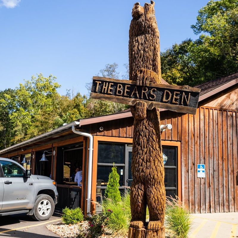 The Bear's Den Steakhouse (Cambridge, Ohio)