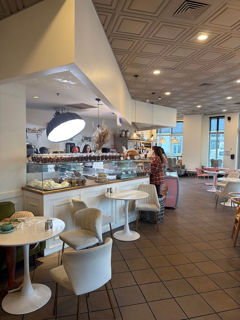 Farmer's Milk Coffee Shop - Hollywood