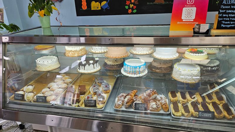 Antoine's Pastry Shop &ndash; Newton