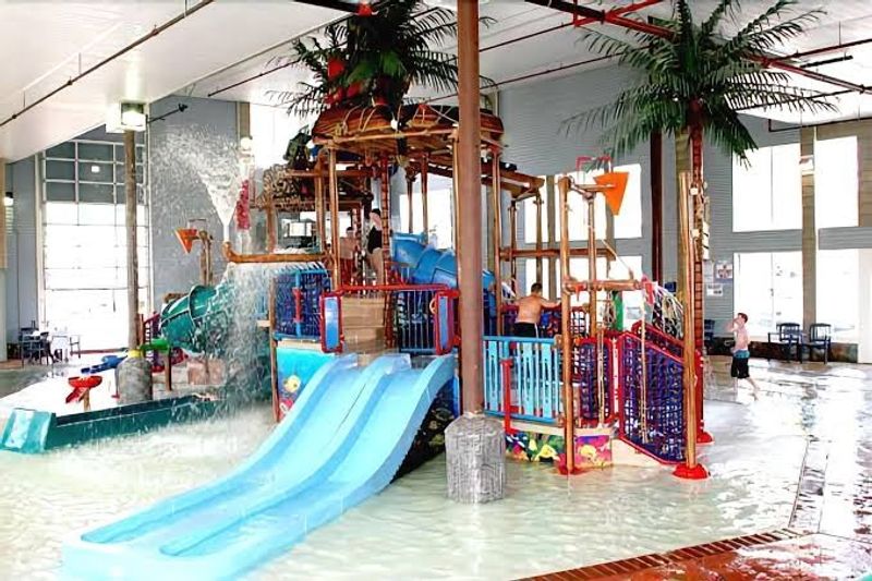 Crown Choice Inn & Suites Lakeview & Waterpark (Mackinaw City)