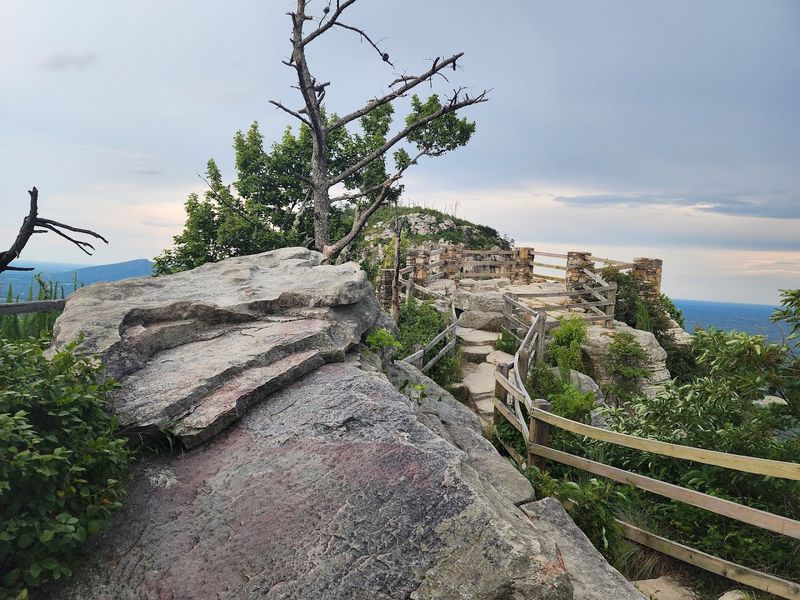 Pilot Mountain State Park - Jomeokee Trail 