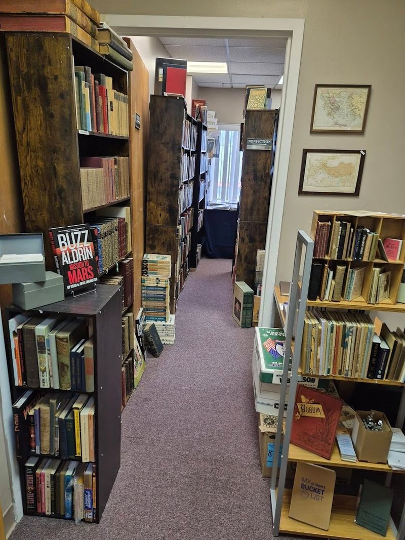 Castle Book & Tea - North Haven