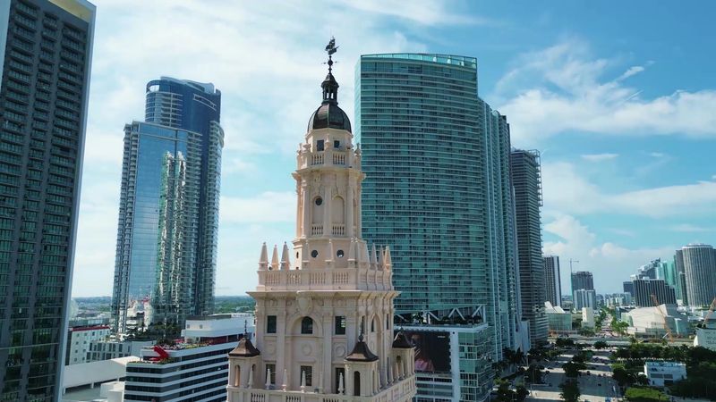 The Freedom Tower Statue / Cuban Refugee Memorial 
