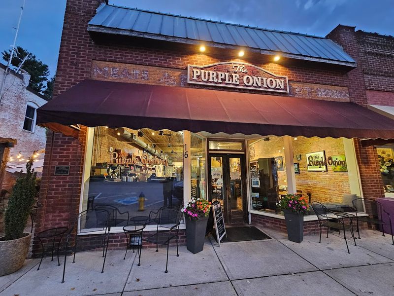 The Purple Onion Caf&eacute;