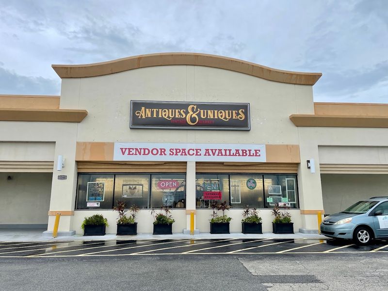 Antiques & Uniques Collective