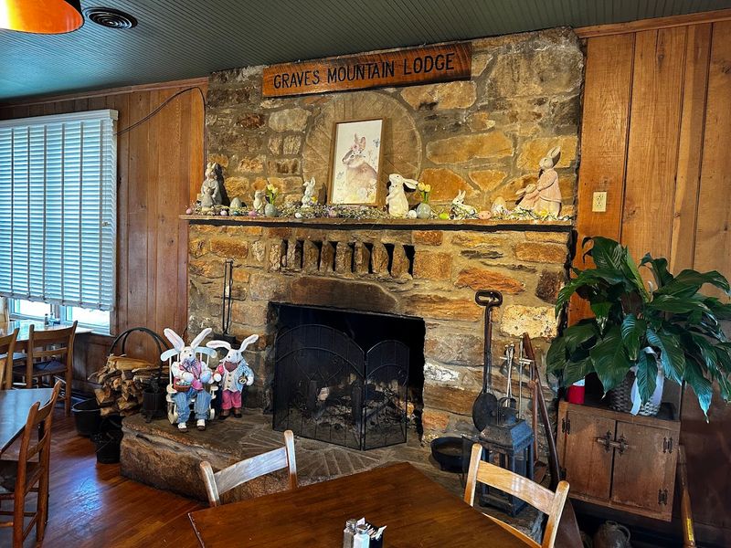 Rustic Dining Rooms, Holiday Decor, And A Whole Lot Of Atmosphere