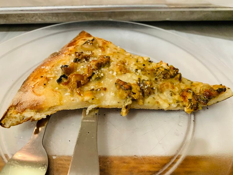 The Legendary White Clam Pizza