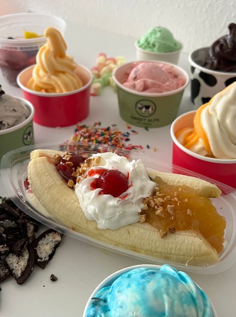 Yummis Frozen Yogurt and Cafe