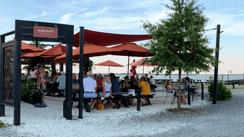 Relaxed Outdoor Dining Atmosphere