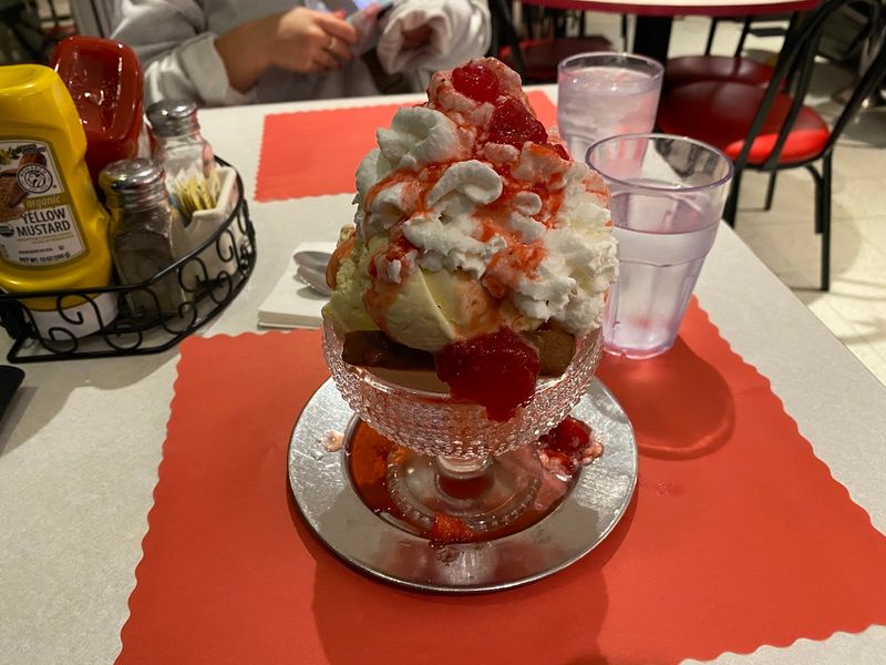 Cabot's Ice Cream & Restaurant &mdash; Newton