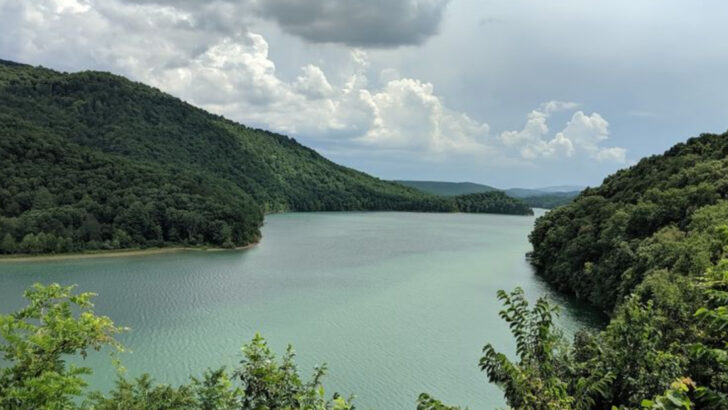 Virginia&rsquo;s Stunning Blue-Green Lake Is Surrounded By Miles Of Untouched Natural Beauty