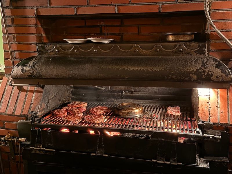 The Legendary Porterhouse That Keeps People Coming Back
