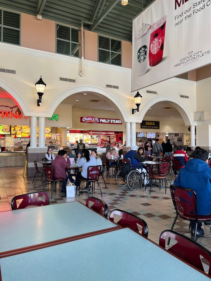 Food, Break Areas, and Amenities That Keep Visitors There Longer