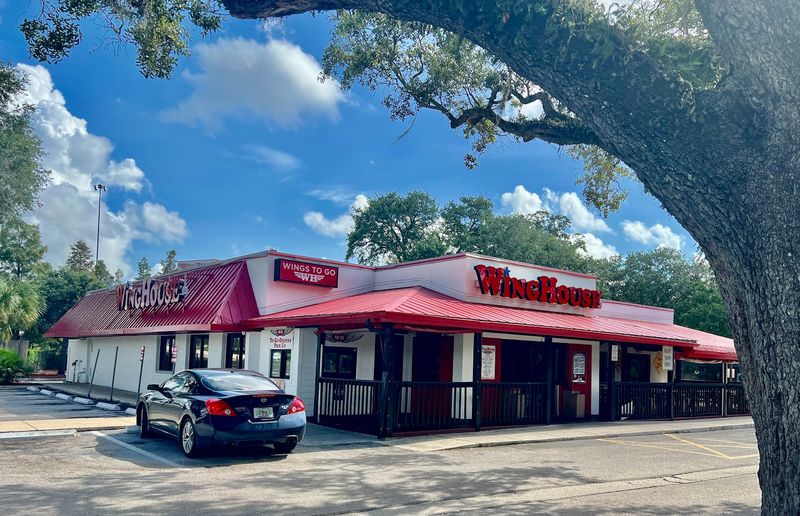WingHouse Bar & Grill 