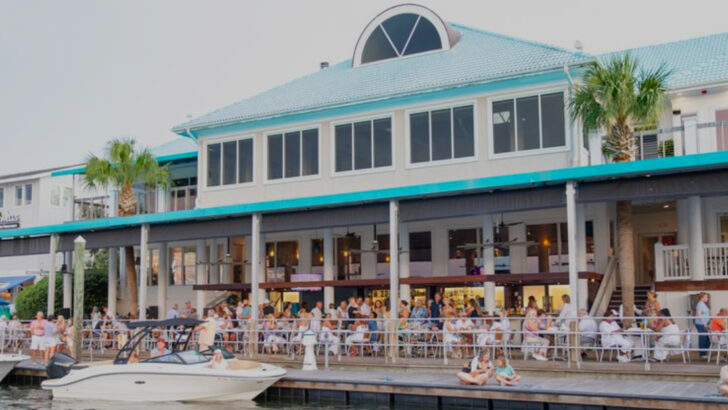 10 Top-Rated Beach Restaurants In North Carolina That Belong On Your Summer Bucket List