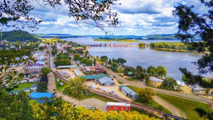11 Charming Villages in Iowa That Feel Frozen in Time