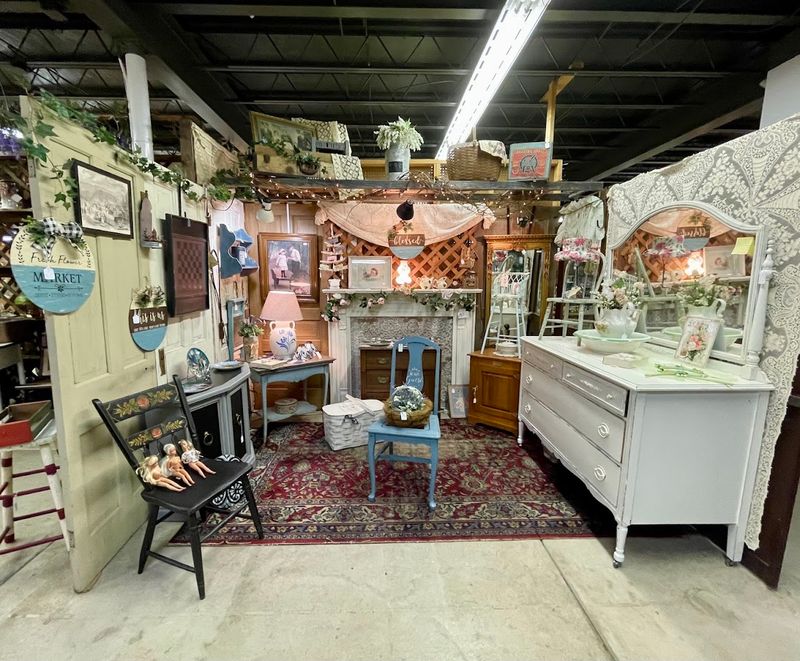 Antique Furniture and Home D&eacute;cor Fill the Booths