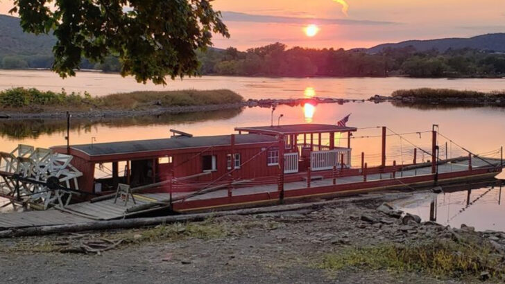 America&rsquo;s Last Wooden Paddlewheel Ferry Still Runs at This Pennsylvania River Crossing