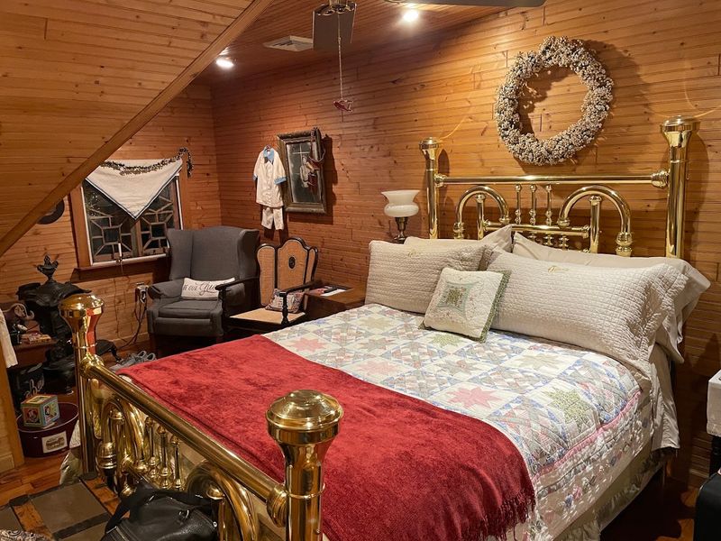 The Queen, A Victorian Bed & Breakfast — Bellefonte, PA