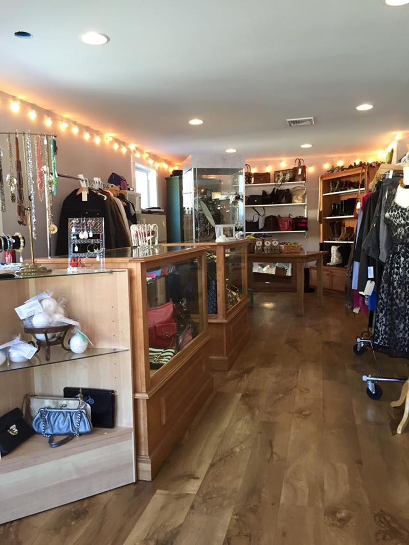Lulu's Krazy Daisy Fashion Consignment &ndash; North Smithfield
