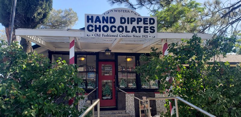 Wisteria Candy Cottage &ndash; Boulevard