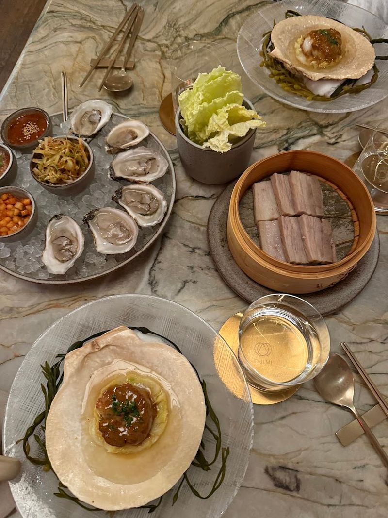 Why Oiji Mi Works So Well for a Dream Dinner Date