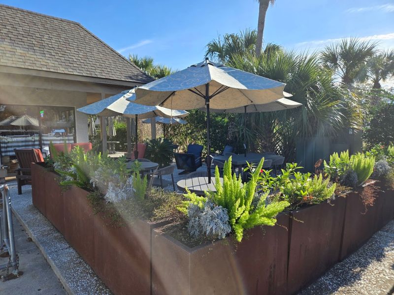 Island atmosphere that sets the tone