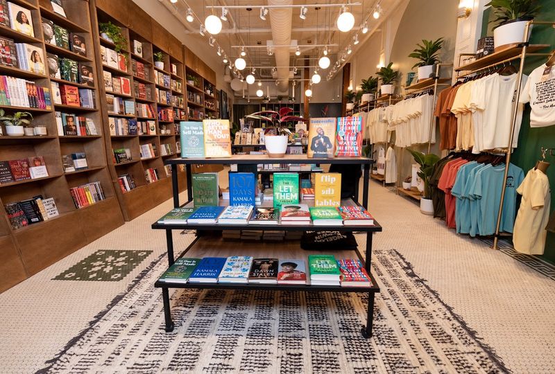 A Space Designed for Book Lovers to Linger