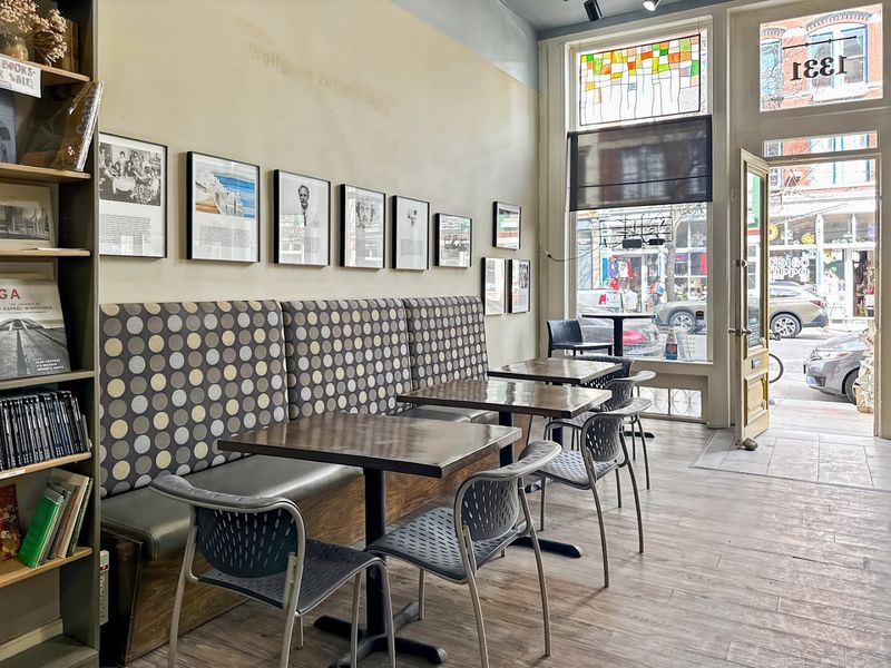 Iris Book Cafe