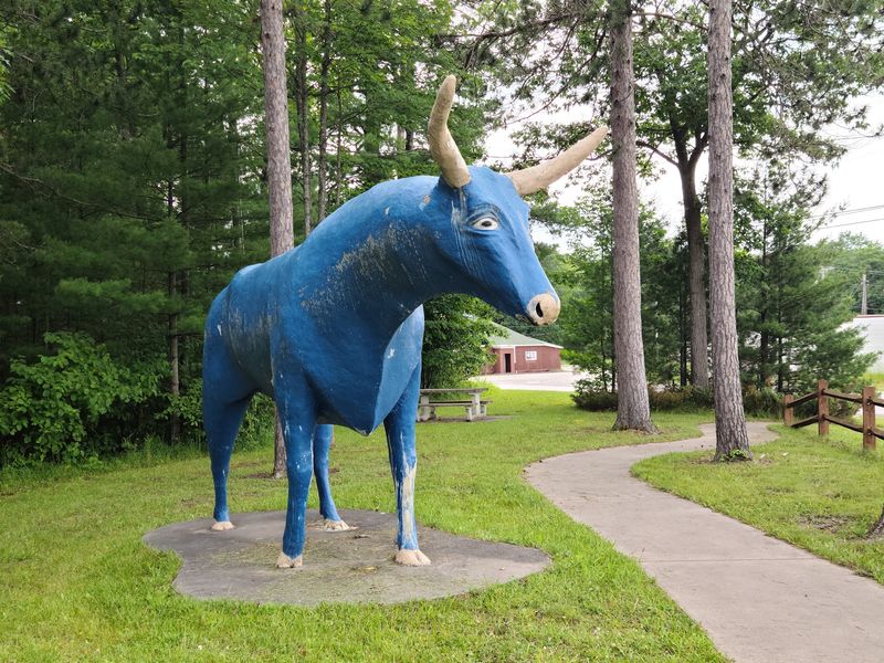 Paul Bunyan & Babe the Blue Ox Statues - Ossineke