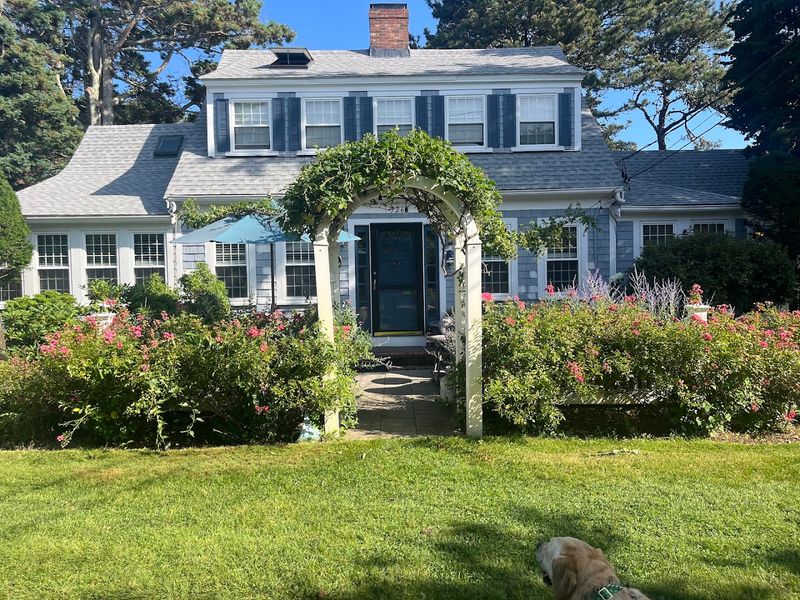 Allen Harbor Breeze Inn & Gardens — Harwich Port