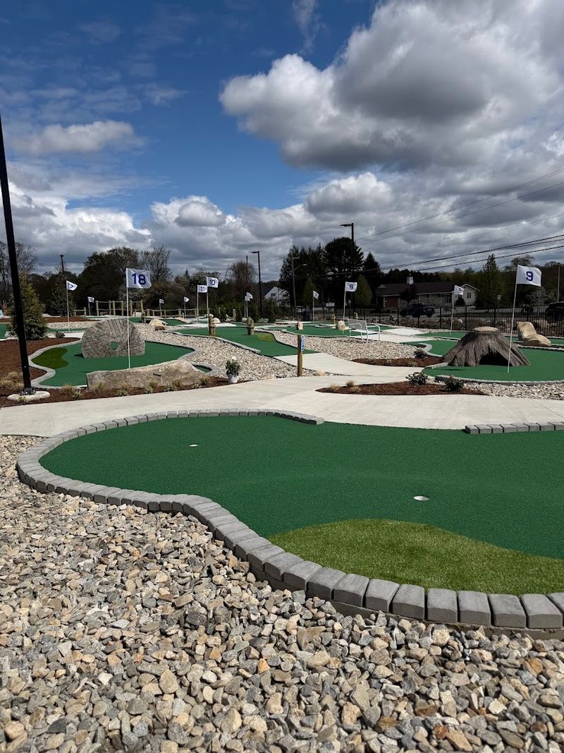 Hebron Miniature Golf &ndash; Amston