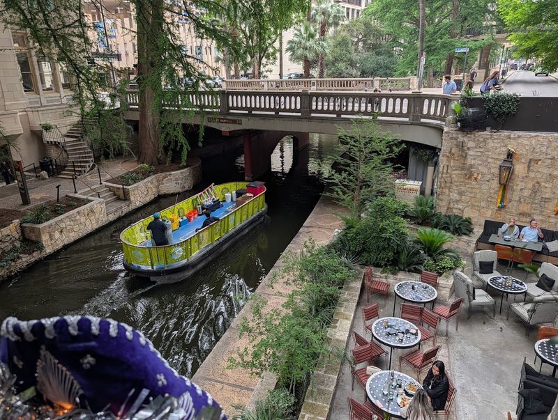 The Esquire Tavern &mdash; San Antonio