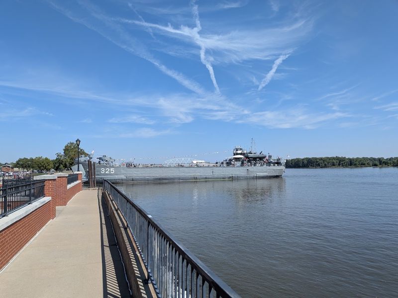 Muscatine Riverfront Trail &mdash; Muscatine